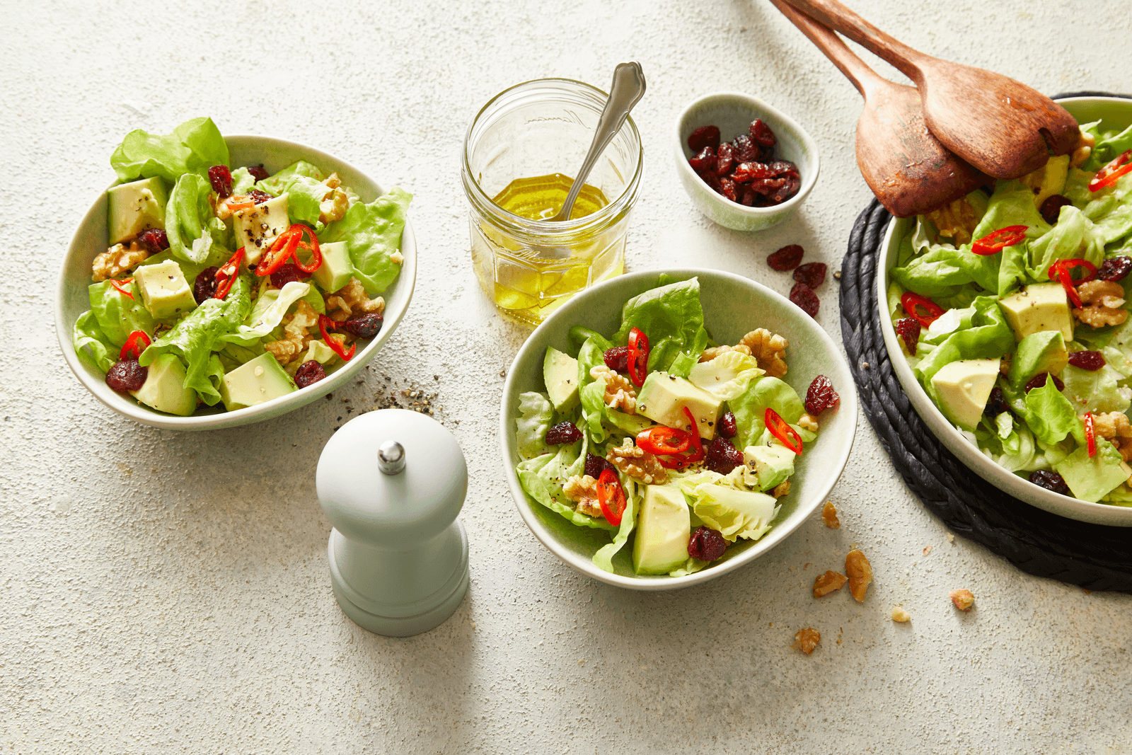 Grüner Salat mit Cranberries, Avocados und Walnüssen Rezept - REWE.de