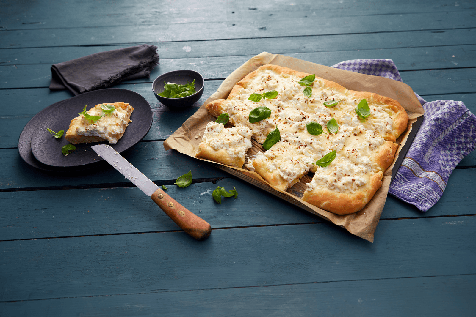 Pizza Bianca Mit Dreifach Kase Rezept Rewe De