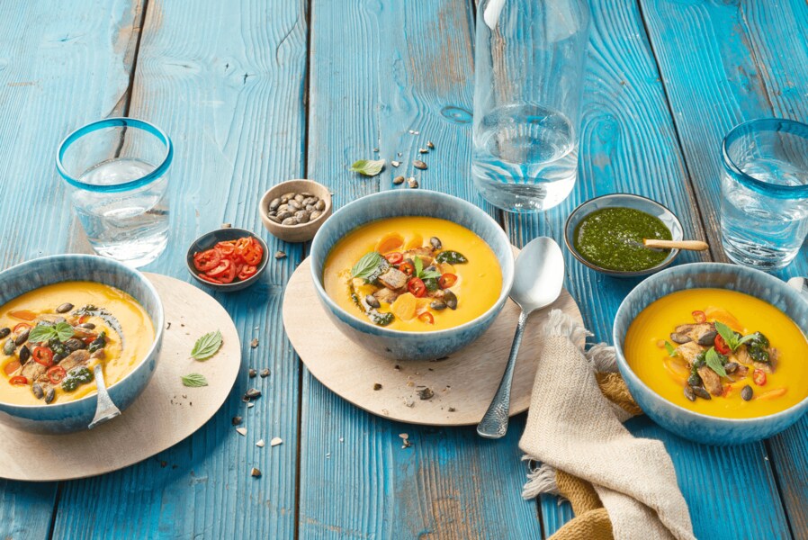 Kürbiscremesuppe mit Minz-Pesto und Hähnchenstreifen Rezept - REWE.de