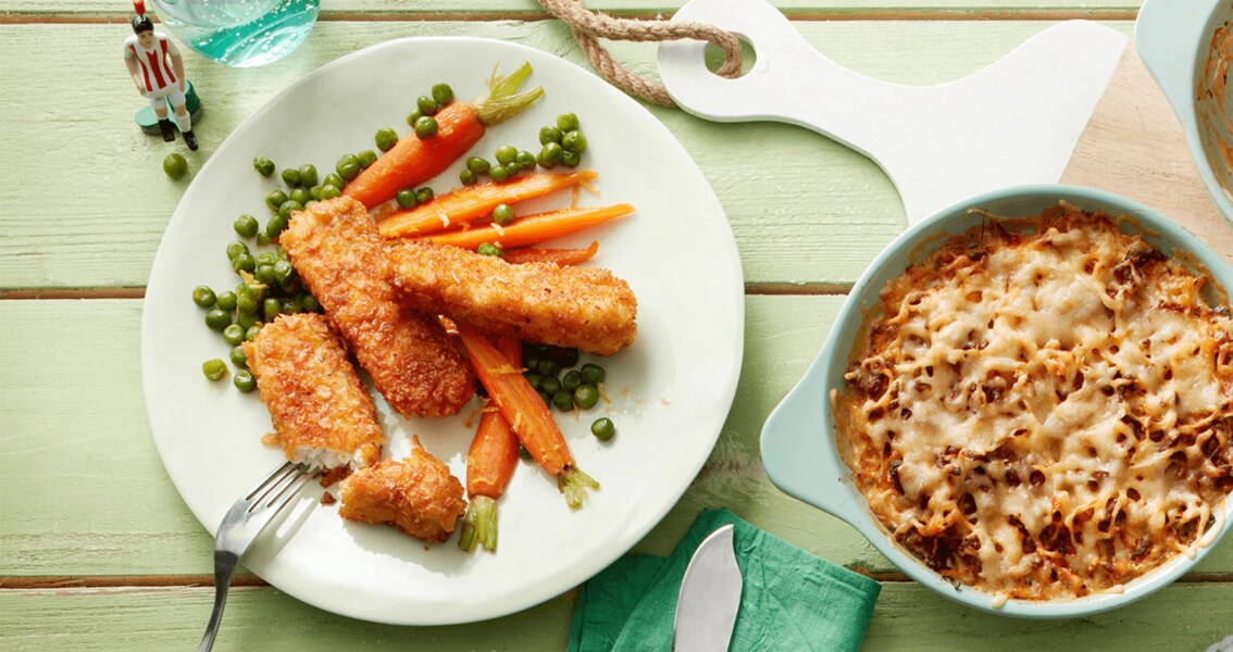 Selbstgemachte Fischstäbchen mit Erbsen und Bundmöhren