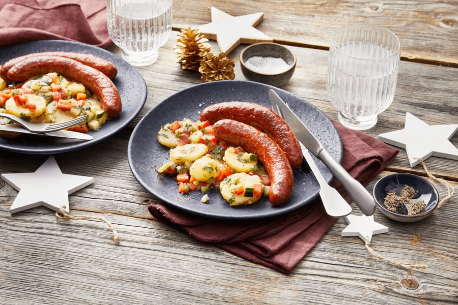 Weihnachtlicher Kartoffelsalat mit Würstchen Rezept REWE.de