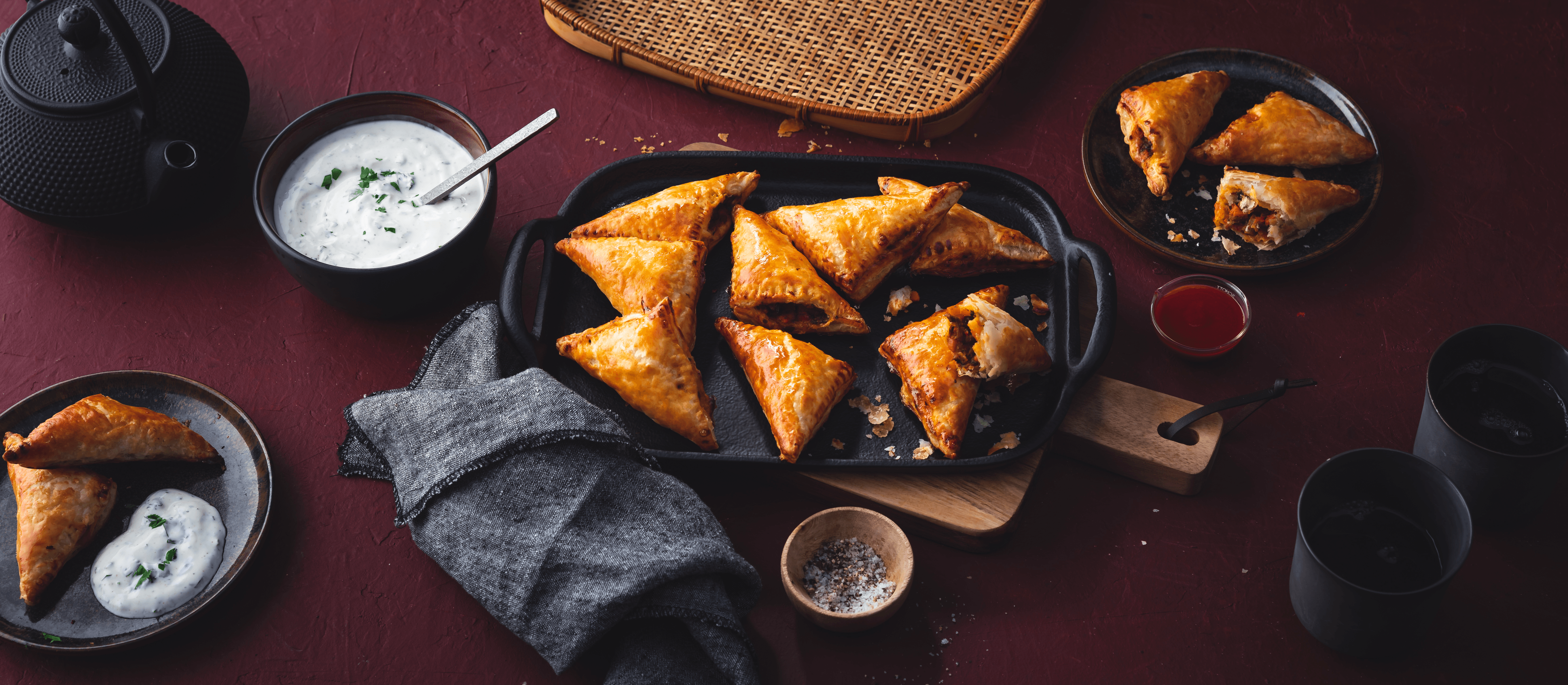 Asiatische Spinat-Hackfleisch-Taschen mit Koriander-Dip Rezept - REWE.de