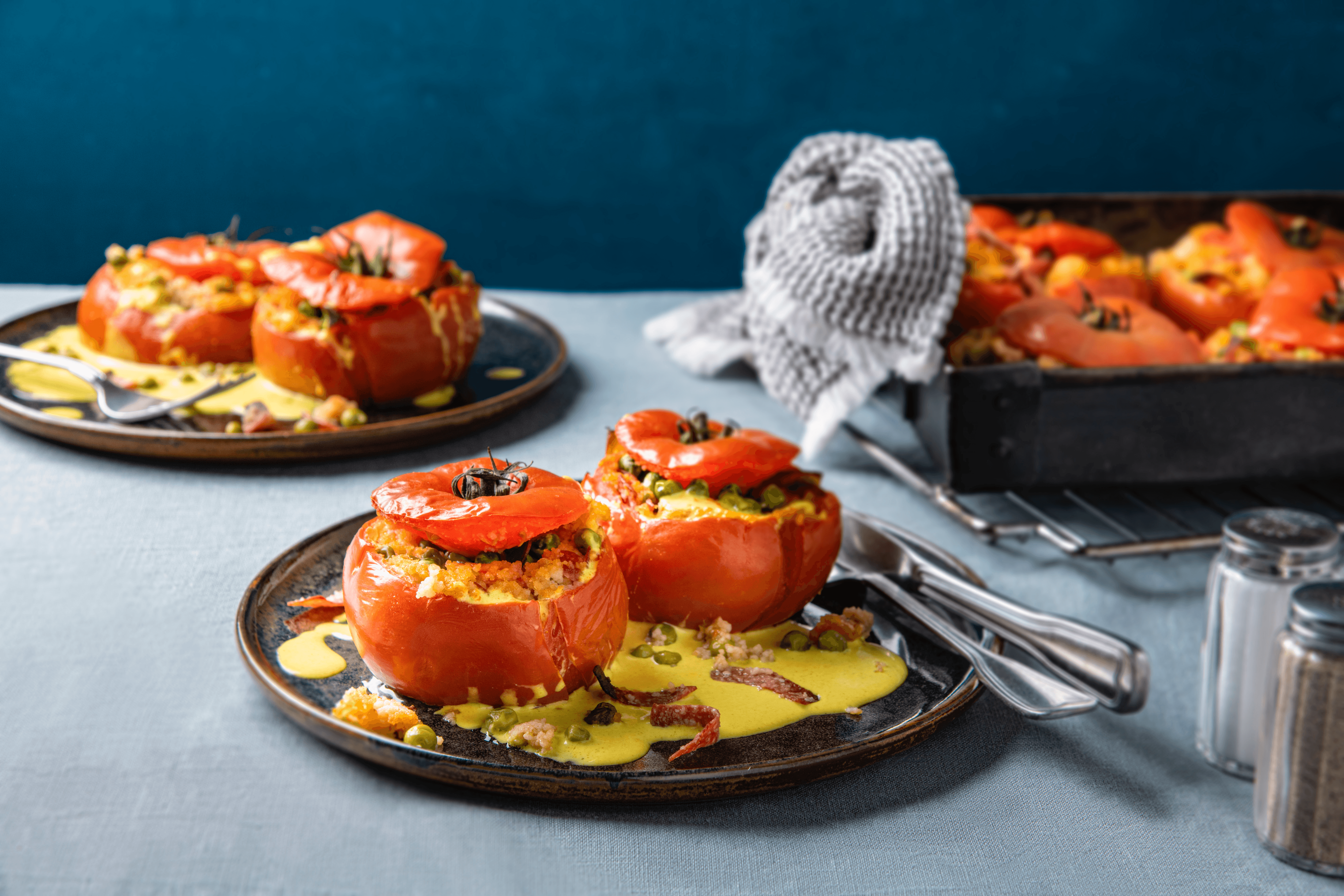Gefüllte Tomaten mit Couscous auf einem Curryspiegel Rezept - REWE.de
