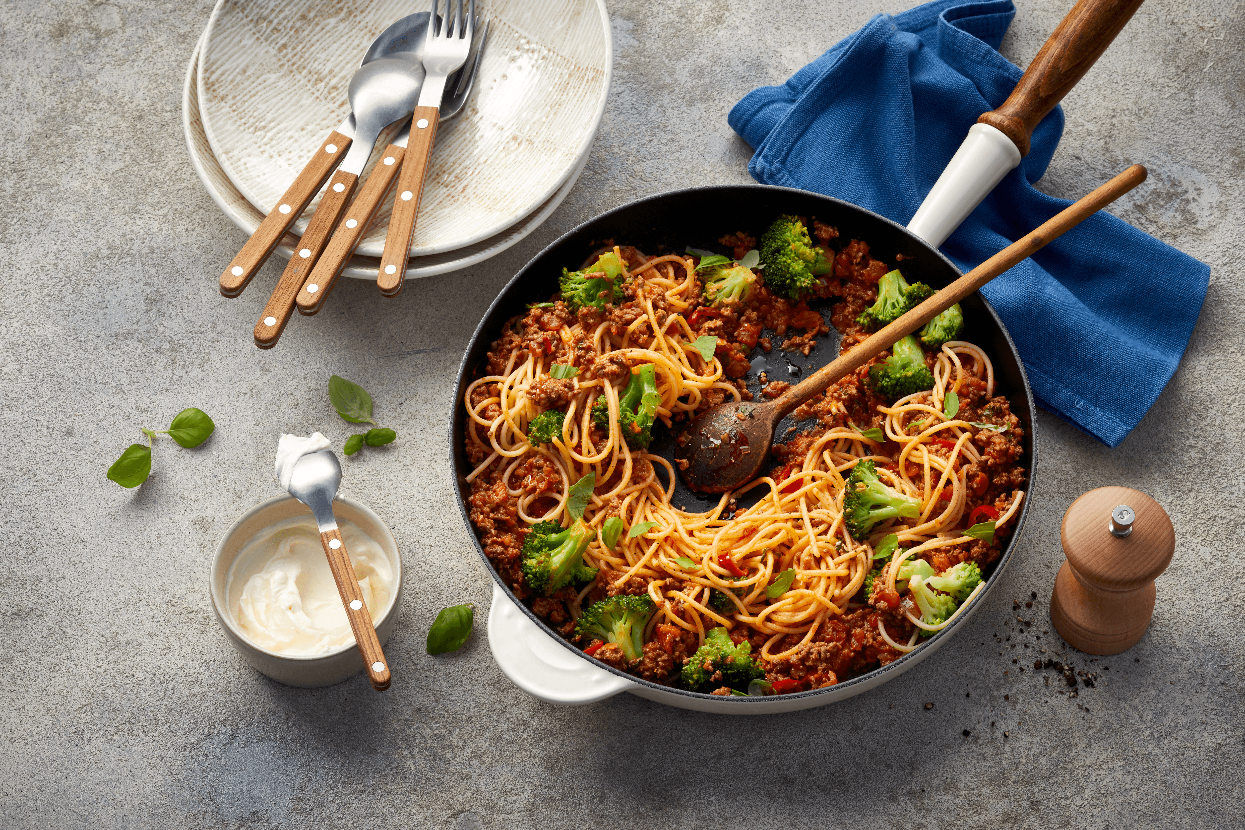 Spaghetti in scharfer Tomaten-Hack-Soße Rezept - REWE.de