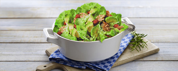 Grüner Salat mit Cranberries, Avocados und Walnüssen | REWE Rezept